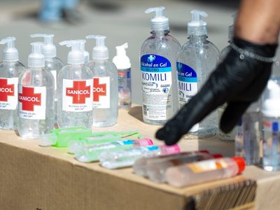 ¿Vuelve el alcohol a las farmacias? El gobierno pone trabas a la exportación de insumos médicos