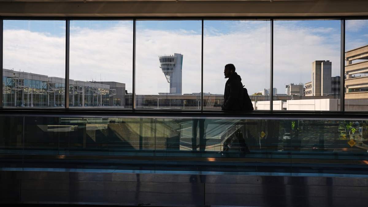 Un viajero camina frente a una torre de control en el Aeropuerto Internacional de Filadelfia en Filadelfia, el 5 de noviembre de 2025