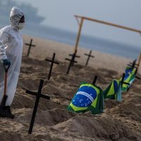 Un grupo de bolsonaristas atacó la representación de los fallecidos por coronavirus en Copacabana