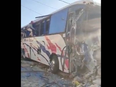 Autobús se queda sin frenos y choca contra una vivienda en Edomex; reportan 19 muertos