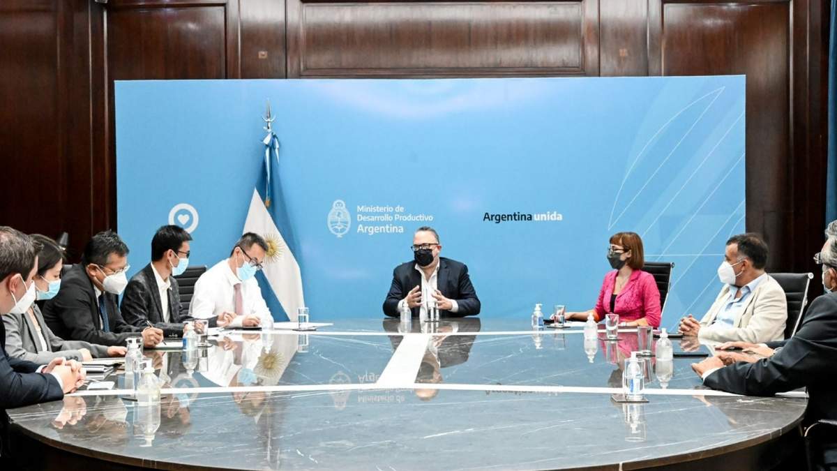 El encuentro por la inversión en litio entre la empresa y los funcionarios. Fuente: (Twitter)