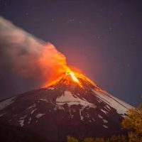 El volcán Villarrica registra un aumento de temperatura y es visible la lava en su cráter