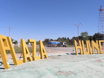 Bomberos de Plaza Huincul auxiliaron a una camioneta que sufrió un grave accidente