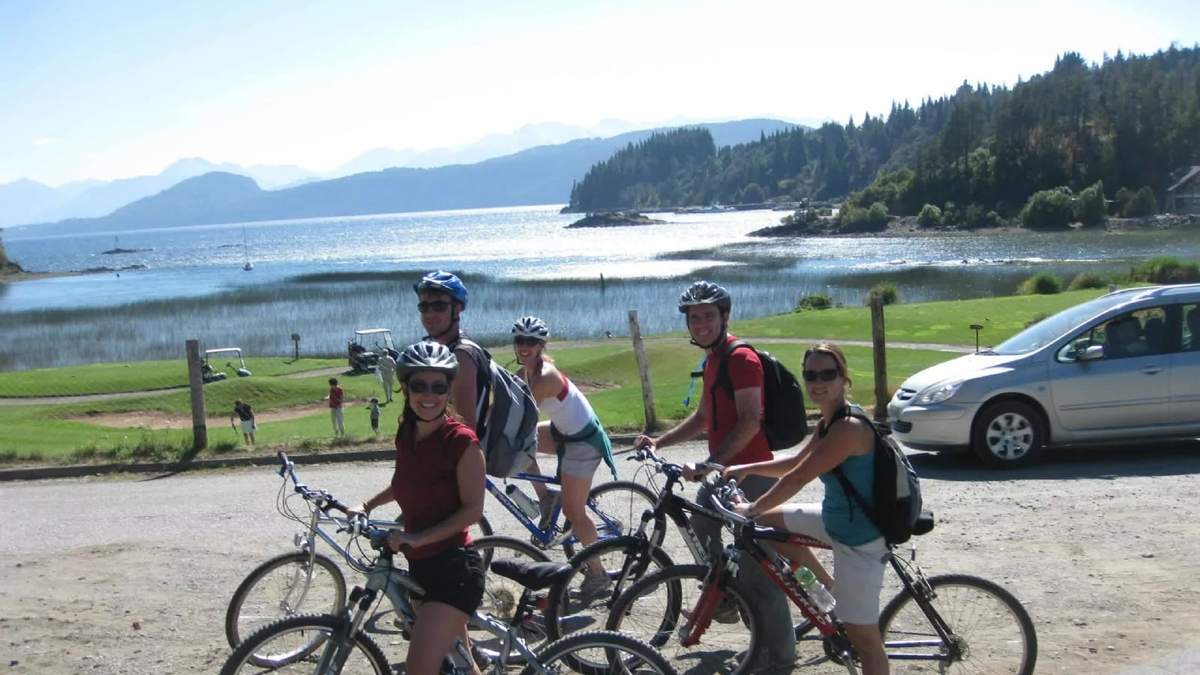 Ciudadanos en bicicleta en Bariloche. Fuente: (Twitter)