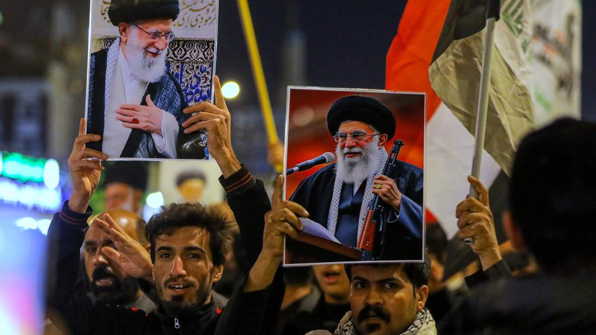 Chiíes iraquíes sostienen imágenes del líder supremo iraní, el ayatolá Alí Jamenei, que murió por un ataque estadounidense en Teherán, durante un funeral simbólico en Najaf, Irak, el domingo 1 de marzo de 2026