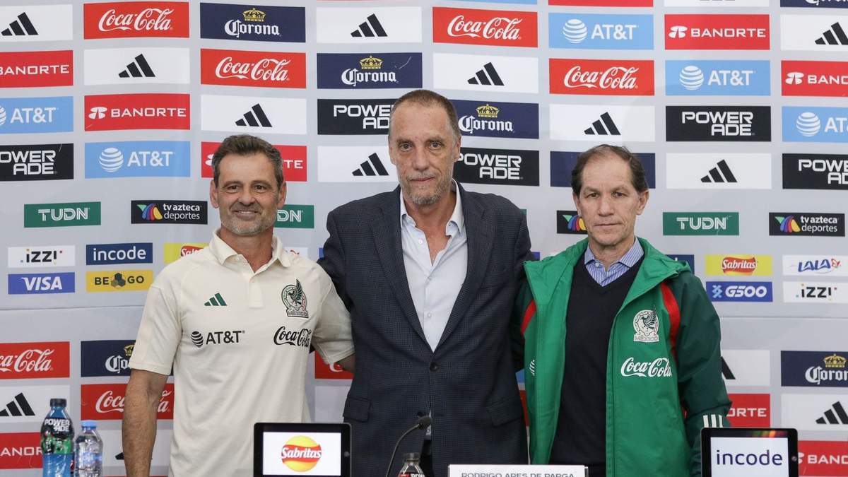 Primera convocatoria de Diego Cocca al frente de la Selección Nacional de cara a los próximos partidos de la Nations League, acompañan Rodrigo Ares de Praga, director ejecutivo de selecciones nacionales; y Jaime Ordiales, director deportivo de selecciones mexicana