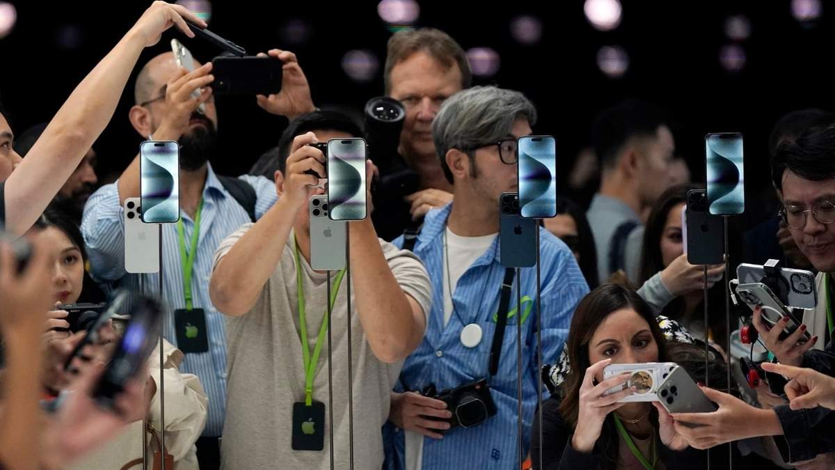 Periodistas toman fotos de los nuevos modelos de iPhone en Cupertino, California