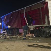 Intentaron saquear un camión con verduras que volcó en Plaza Huincul