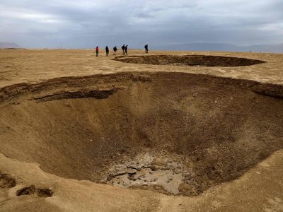"Una revancha de la naturaleza": el mar Muerto deja impactantes cráteres al secarse