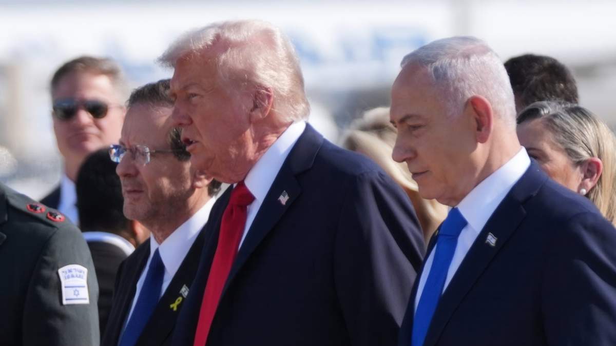 El presidente de Estados Unidos, Donald Trump, camina con el primer ministro de Israel, Benjamin Netanyahu