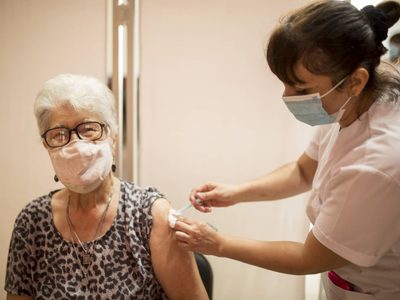Una dosis de la vacuna Sputnik V o AstraZeneca reduce en un 80% la mortalidad por coronavirus