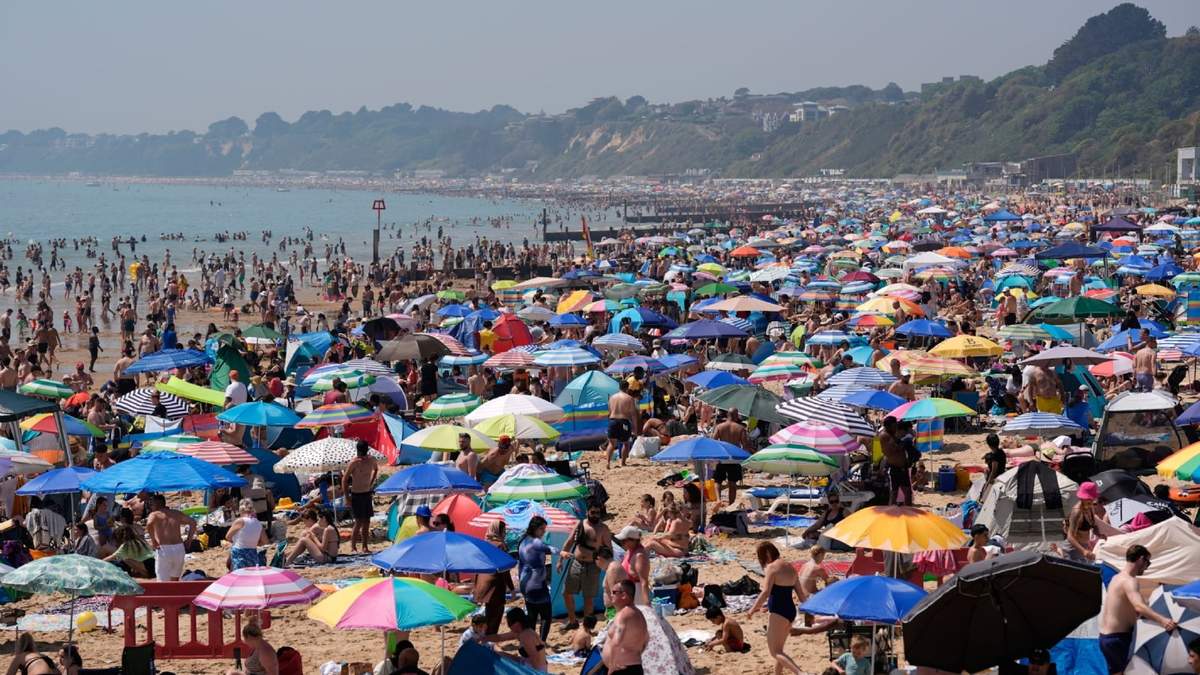 Gente en la playa de Bournemouth, en el sur de Inglaterra, el lunes 25 de mayo de 2026