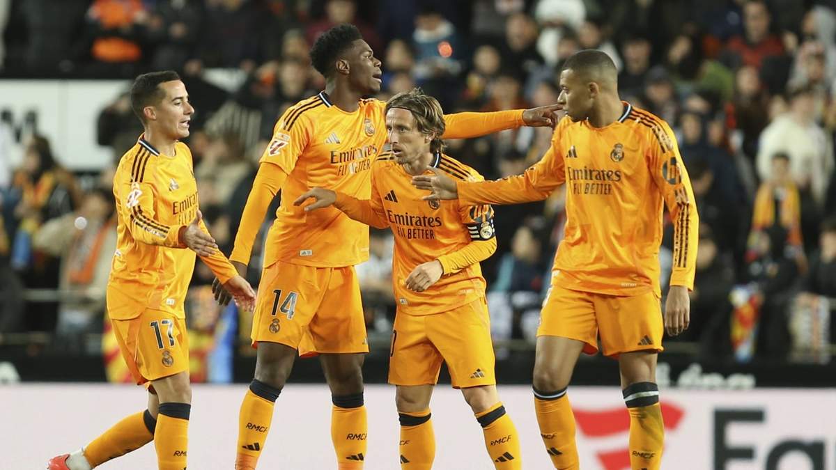 Luka Modric festeja luego de anotar ante el Valencia