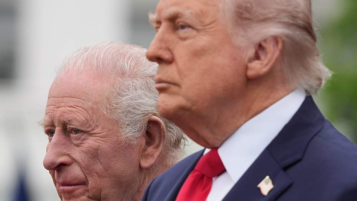 El presidente Donald Trump y el rey Carlos III de Gran Bretaña posan juntos durante la ceremonia de llegada a la Casa Blanca en el jardín sur, el martes 28 de abril de 2026, en Washington