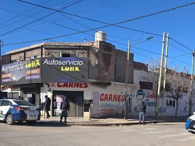 El seguridad de un súper chino atacó con un machete a una joven por un problema vecinal