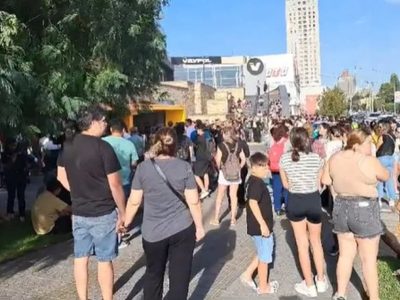 Evacuaron Jumbo y Coto Neuquén por una amenaza de bomba y se investiga el origen del llamado
