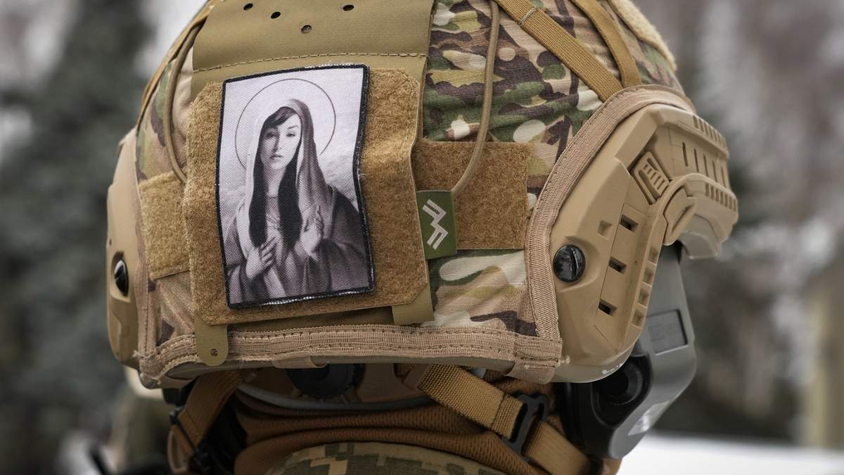 Una imagen de la actriz Sasha Gray adorna el casco de un voluntario durante el entrenamiento de formación en un campo de combate cerca de Kiev, Ucrania.
