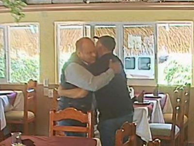 Exhiben abrazo de exdelegado de Transporte de Guerrero con el presunto líder de Los Ardillos