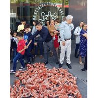 Con muñecos mutilados y 'ensangrentados”, protestan contra el aborto afuera de la CEDHNL