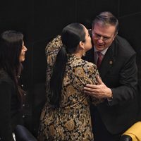 Marcelo Ebrard y senadoras. Quédate con quien te vea...