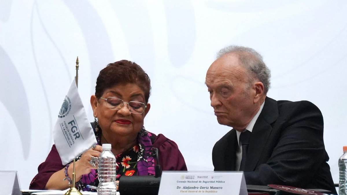 El titular de la Fiscalía General de la República, Alejandro Gertz Manero, conversa con Ernestina Gody, consejera jurídica del Ejecutivo federal, durante la 51 sesión ordinaria del Consejo Nacional de Seguridad Pública, en Palacio Nacional, este martes 2 de septiembre de 2025