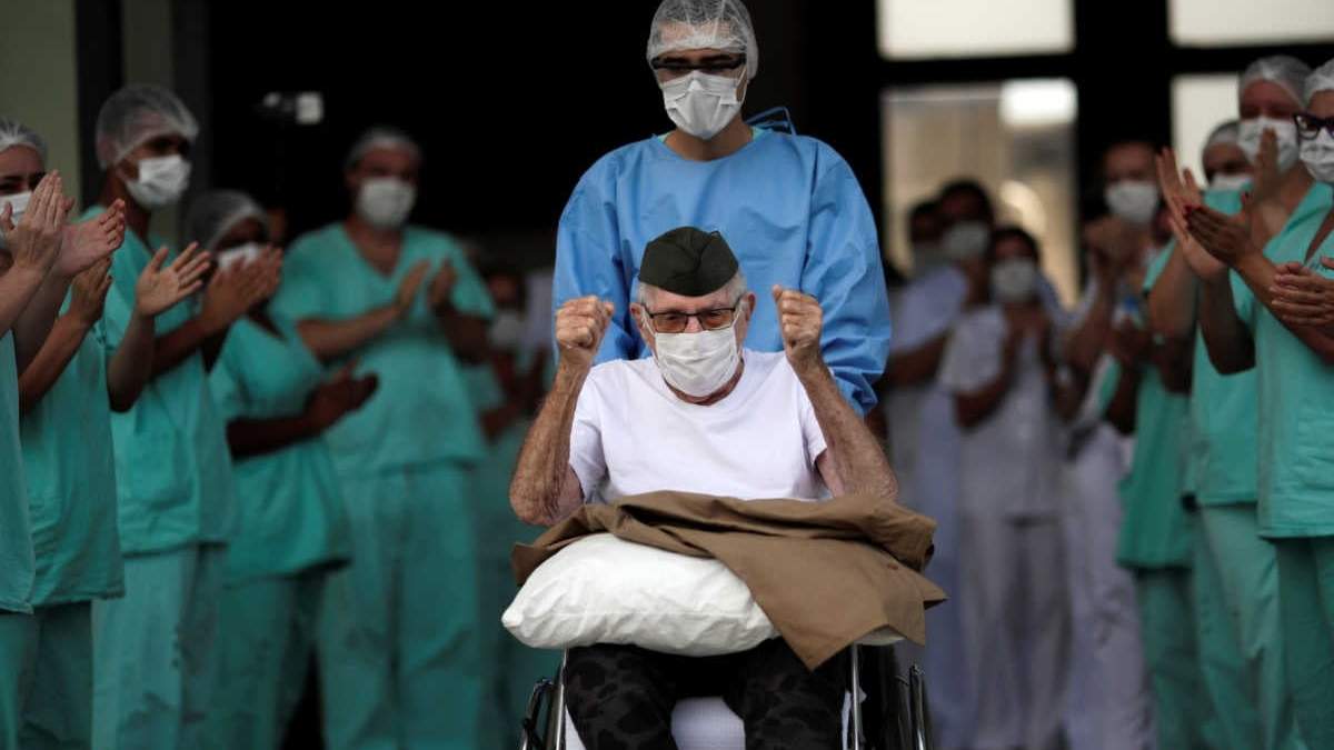 Paciente recuperado de coronavirus es aplaudido al dejar el hospital, en Brasil. Fuente: (Twitter)