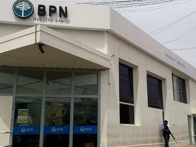 Una mujer se olvidó la tarjeta en el cajero y le robaron 10 mil pesos