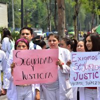 Ganan 30% más los médicos varones en México, alerta estudio