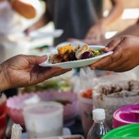 Una cena solidaria en las calles de Buenos Aires