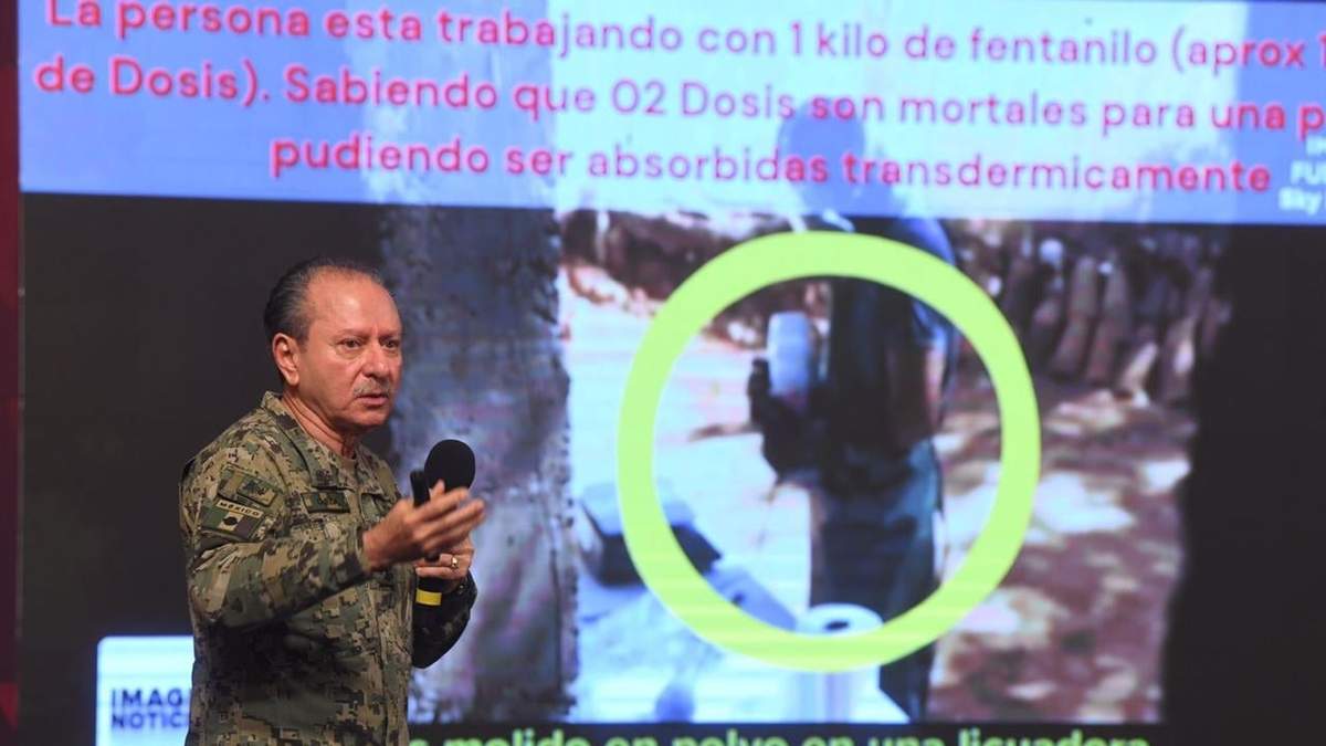 El secretario de la Marina, Rafael Ojeda Durán, desmiente en la mañanera un video sobre producción de fentanilo. 4 de mayo de 2023