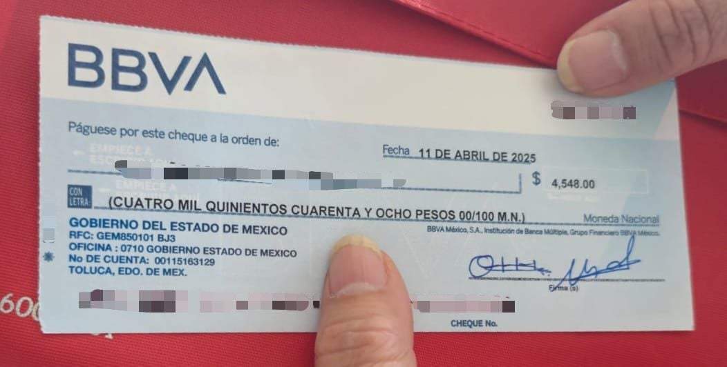 Uno de los cheques entregados por el gobierno del Edomex