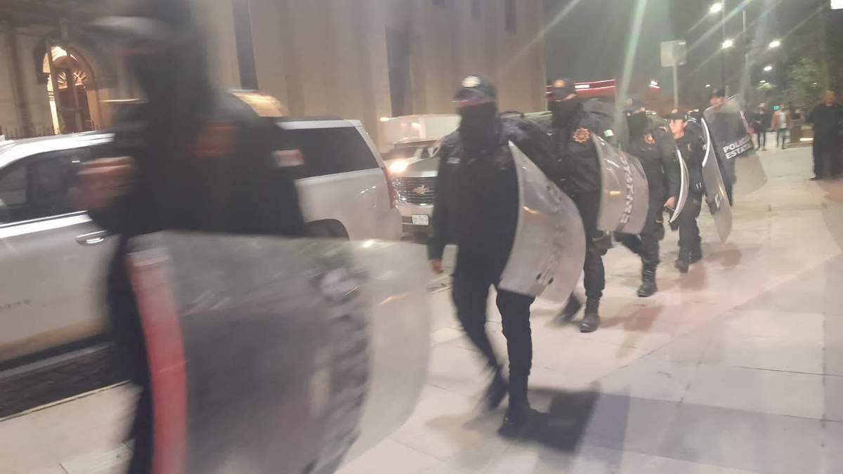 Policías estatales con equipo antimotines llegaron al Palacio de Gobierno de Nuevo León