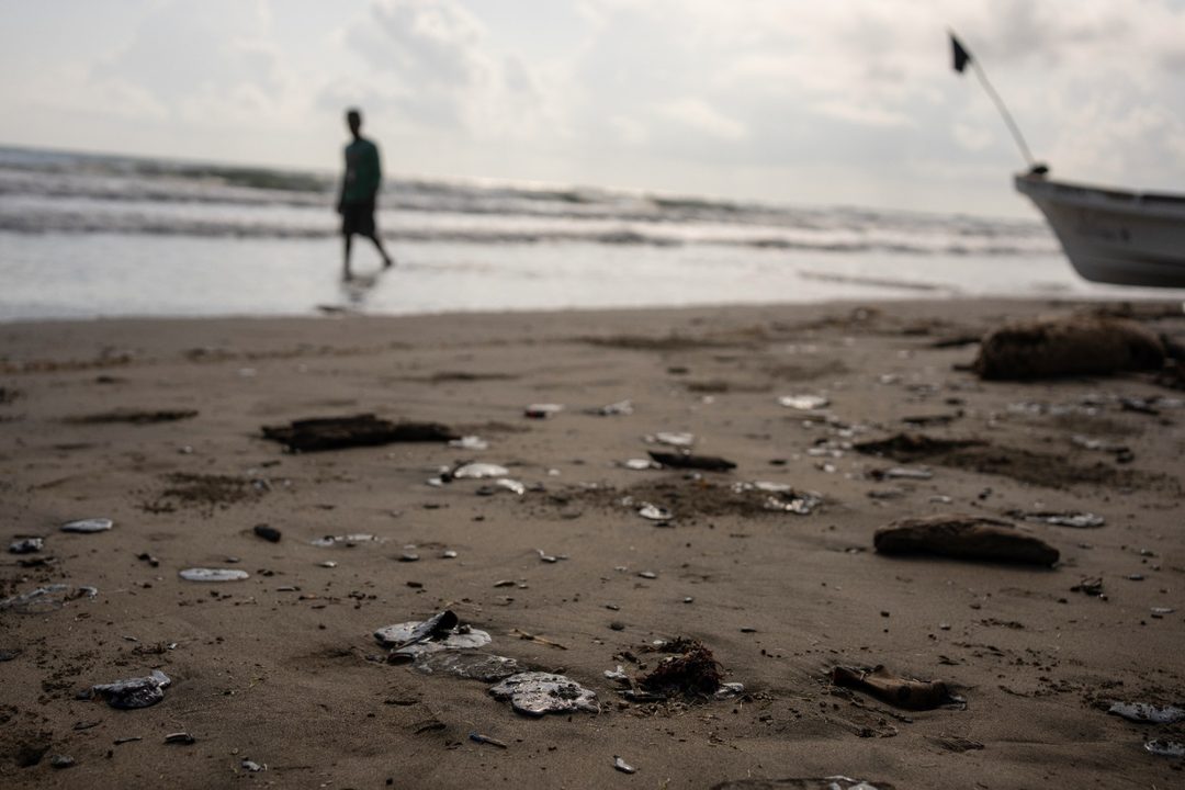 Restos en playa Foto Félix Márquez  AP