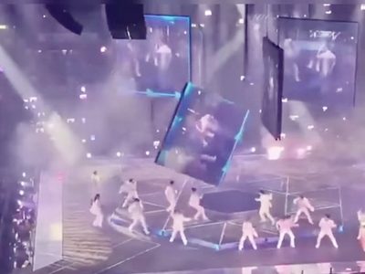 Pantalla gigante se desploma durante un concierto del grupo Mirror en Hong Kong (Videos)