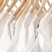 Sin usar lavandina, el secreto de los expertos para blanquear la ropa y devolverle su color original