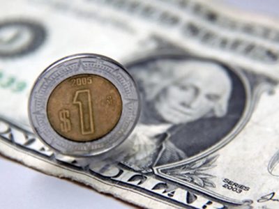 Rompe peso mexicano al mayoreo barrera de los 17 por dólar
