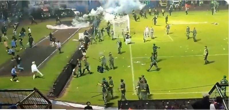 Batalla campal en Indonesia
