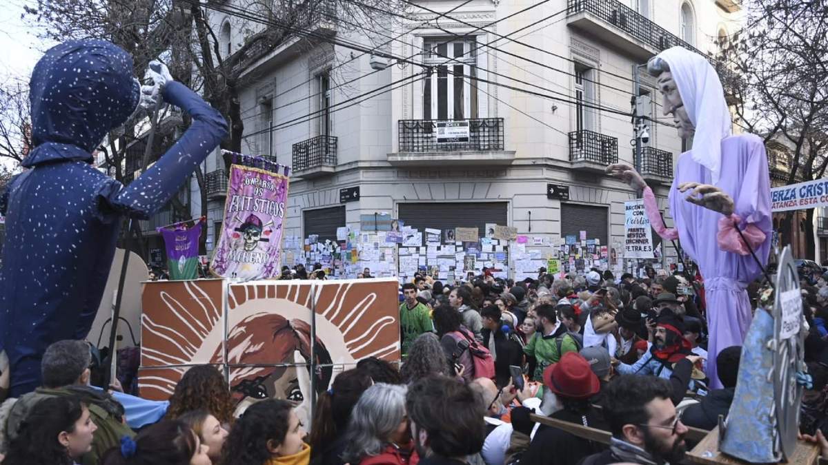 Una multitud de militantes mantienen una vigilia en las afuera del departamento donde se encuentra, la expresidenta Cristina Fernández de Kirchner, en el barrio de Constitución.