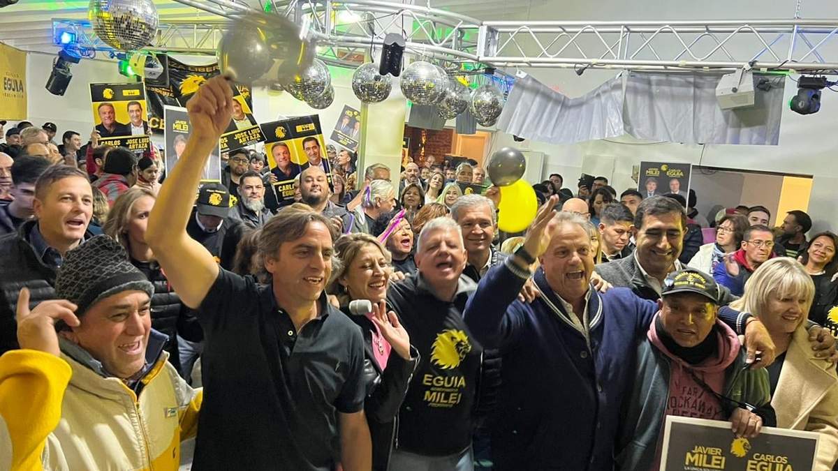 Carlos Eguia con militantes y candidatos. Fuente: (Prensa Cumplir)