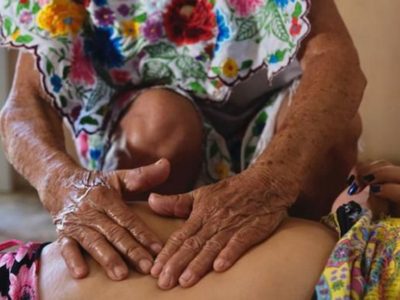 Activistas piden frenar iniciativa de NOM sobre parteras tradicionales: "es inconstitucional"