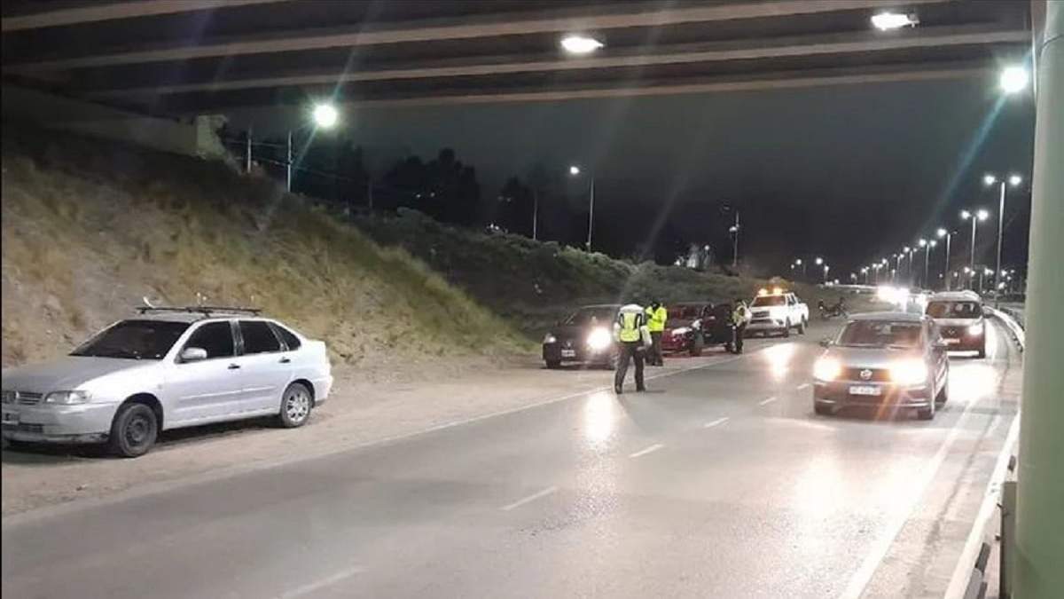 Los inspectores de tránsito, apostados sobre la avenida Alfonsín, en los operativos realizados durante el fin de semana. Fuente: (Facebook)