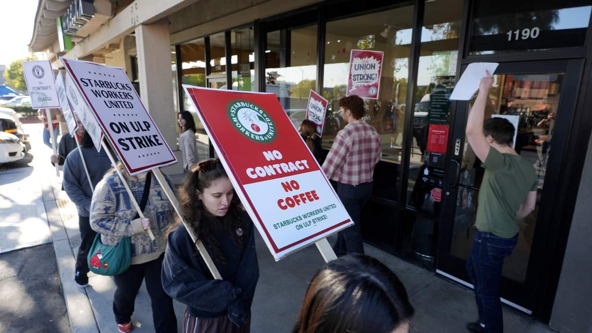 Trabajadores de Starbucks protestan frente a una de sus cafeterías el pasado viernes