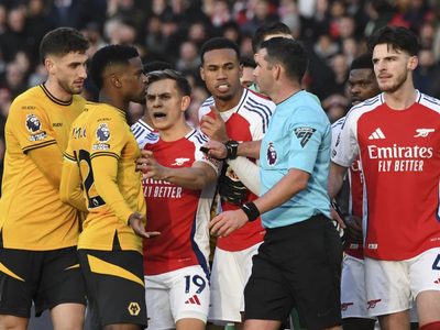 La policía investiga amenazas de muerte al árbitro Michael Oliver tras el juego Wolves-Arsenal