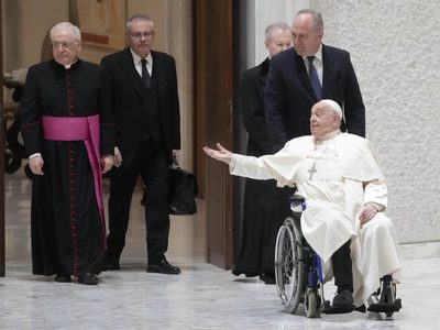 El papa Francisco se lastima el brazo en una caída, la segunda en poco más de un mes