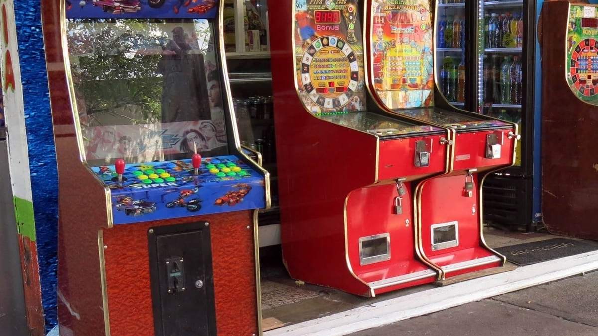Maquinitas afuera de una tienda
