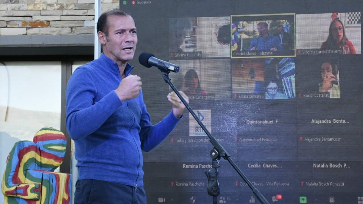 El gobernador Omar Gutiérrez en el acto en Aluminé. Fuente: (neuqueninforma.gob.ar)