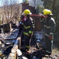 Lamentaron pérdidas totales tras un voraz incendio en San Martín de los Andes