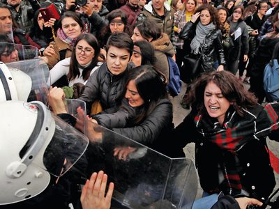 Cárcel, la amenaza  que pende sobre las feministas turcas
