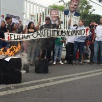 Morenistas protestan ante el IECM por “intento de censura” sobre el “cártel inmobiliario”