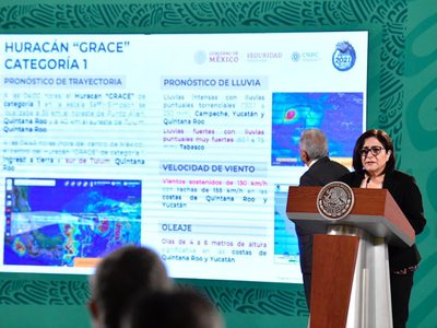 Todo el gobierno, atento ante el impacto del huracán Grace: López Obrador